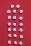 20 stk Hvide små støbte plast halve perler, flad bagside fine til kort m.m. Ø 0,9 cm.